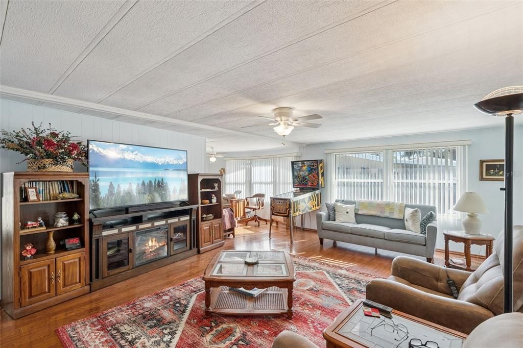 For Sale: $128,500 (2 beds, 2 baths, 1404 Square Feet)