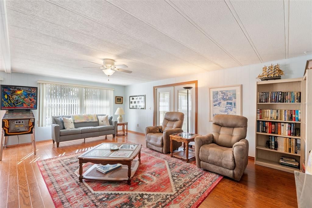 For Sale: $128,500 (2 beds, 2 baths, 1404 Square Feet)