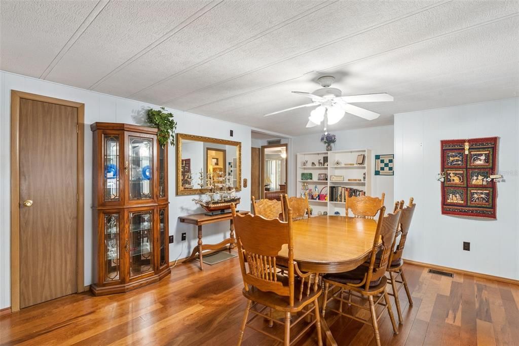 For Sale: $128,500 (2 beds, 2 baths, 1404 Square Feet)