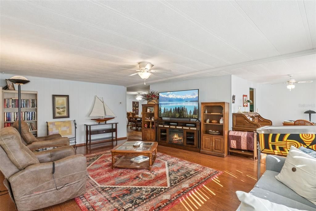 For Sale: $128,500 (2 beds, 2 baths, 1404 Square Feet)