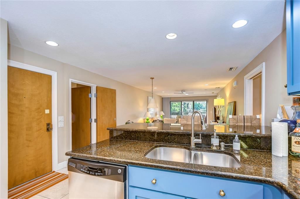 For Sale: $260,000 (3 beds, 3 baths, 1519 Square Feet)