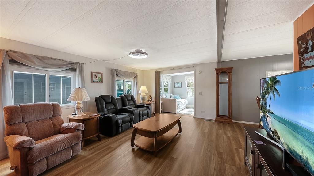 For Sale: $124,900 (2 beds, 2 baths, 960 Square Feet)