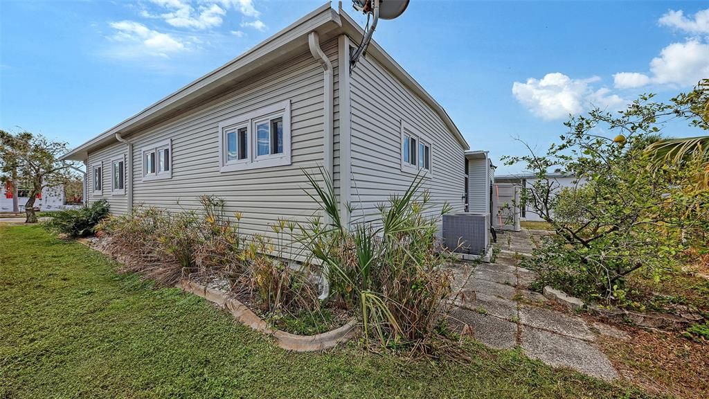 For Sale: $124,900 (2 beds, 2 baths, 960 Square Feet)