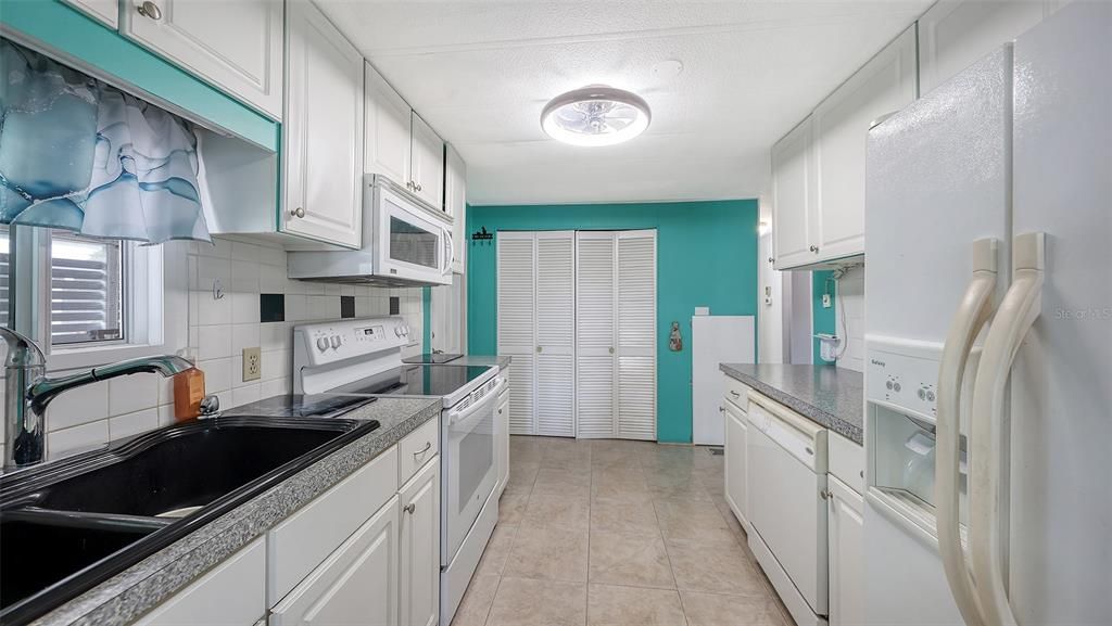 For Sale: $124,900 (2 beds, 2 baths, 960 Square Feet)