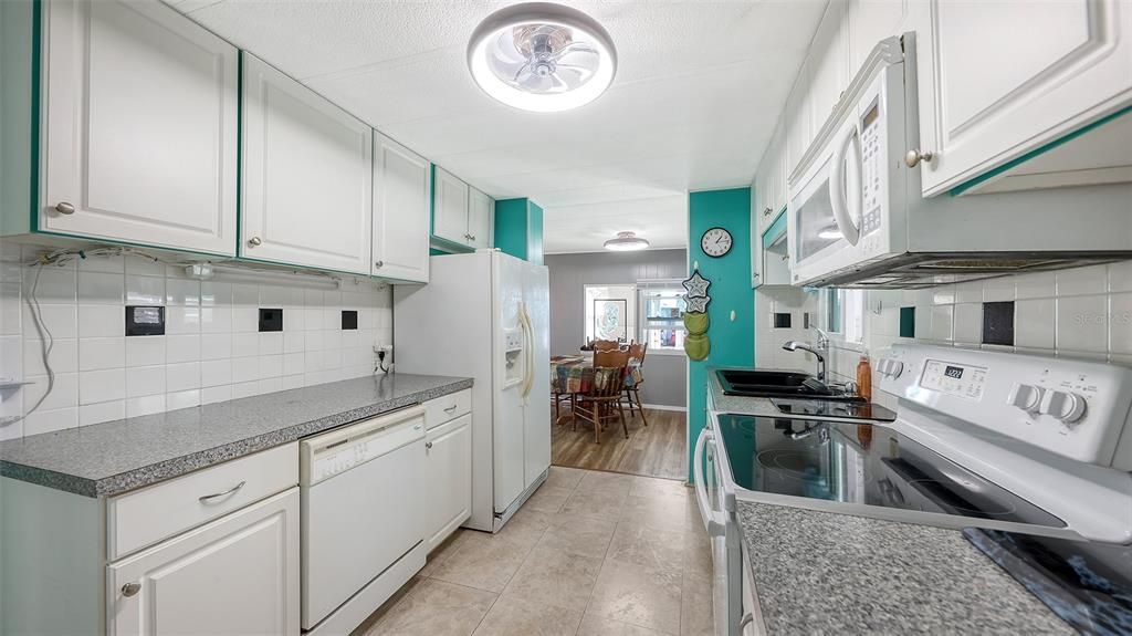 For Sale: $124,900 (2 beds, 2 baths, 960 Square Feet)