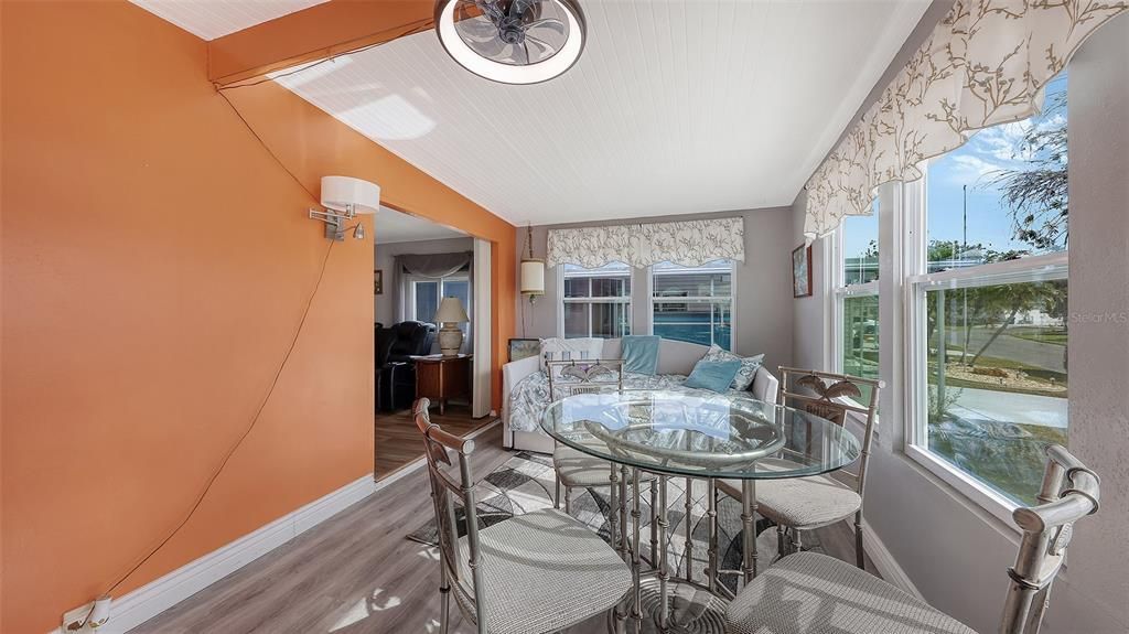 For Sale: $124,900 (2 beds, 2 baths, 960 Square Feet)