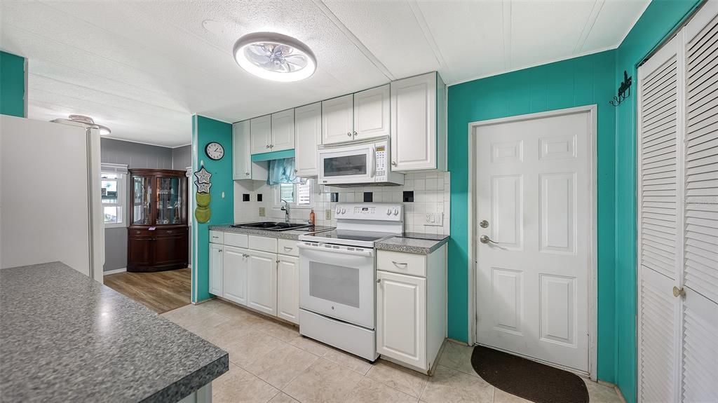 For Sale: $124,900 (2 beds, 2 baths, 960 Square Feet)