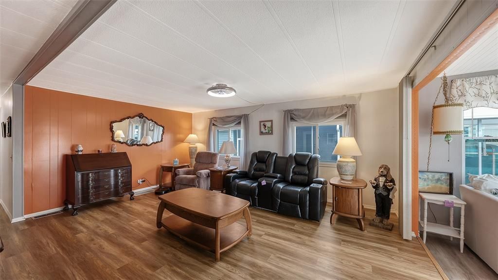 For Sale: $124,900 (2 beds, 2 baths, 960 Square Feet)