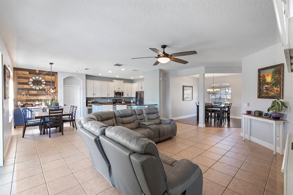 En Venta: $775,000 (5 camas, 3 baños, 3138 Pies cuadrados)