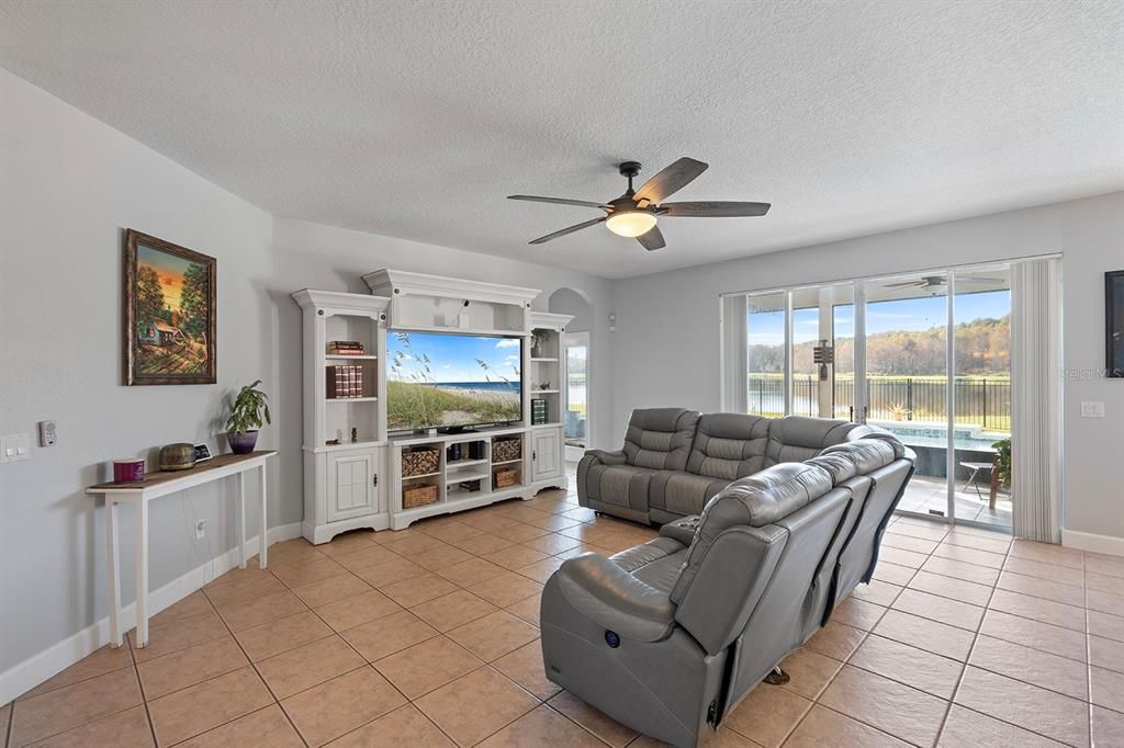 En Venta: $775,000 (5 camas, 3 baños, 3138 Pies cuadrados)