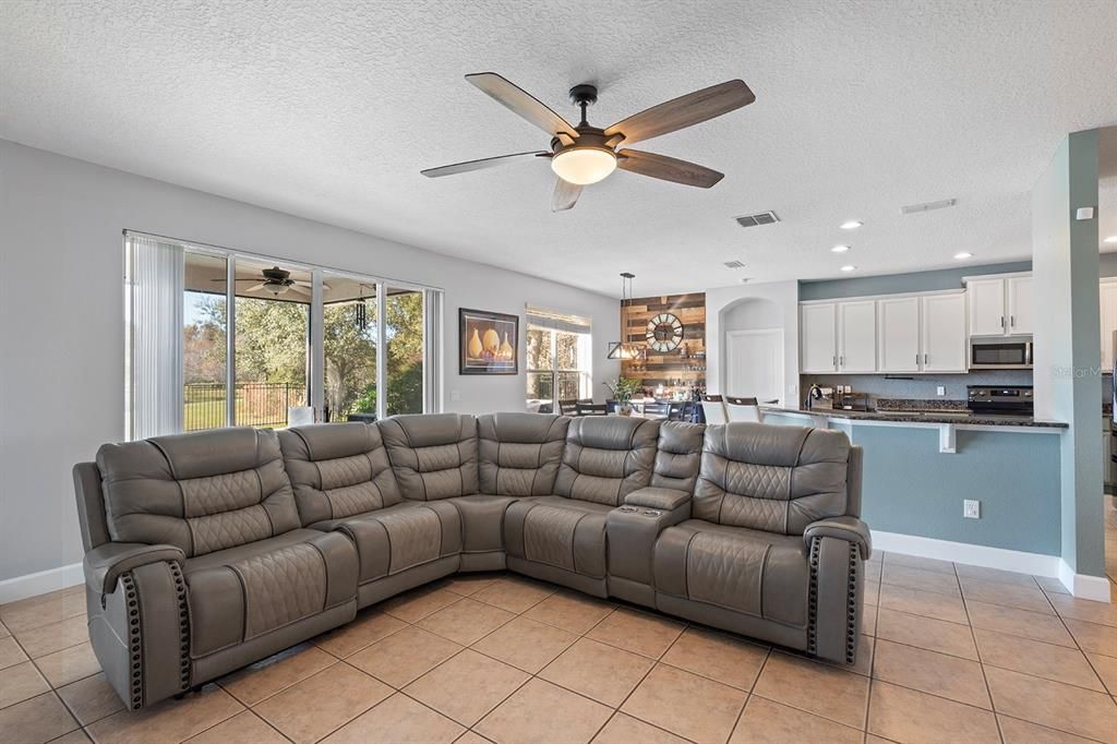 En Venta: $775,000 (5 camas, 3 baños, 3138 Pies cuadrados)