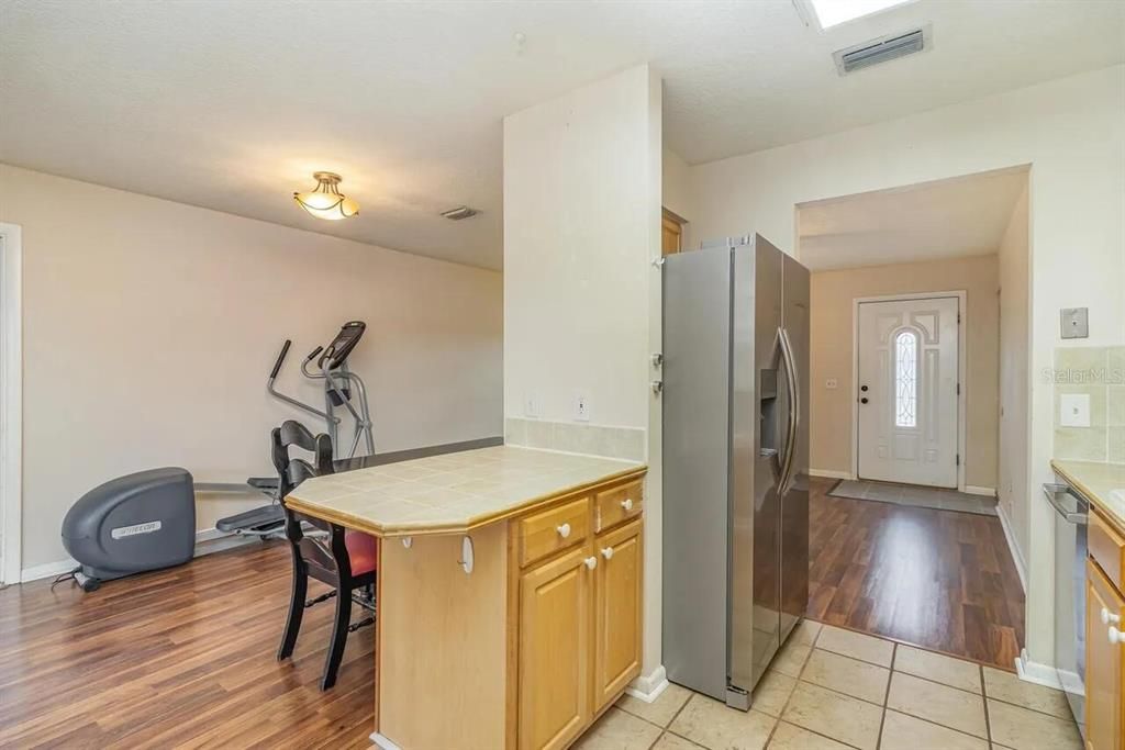 For Sale: $285,000 (3 beds, 2 baths, 1025 Square Feet)