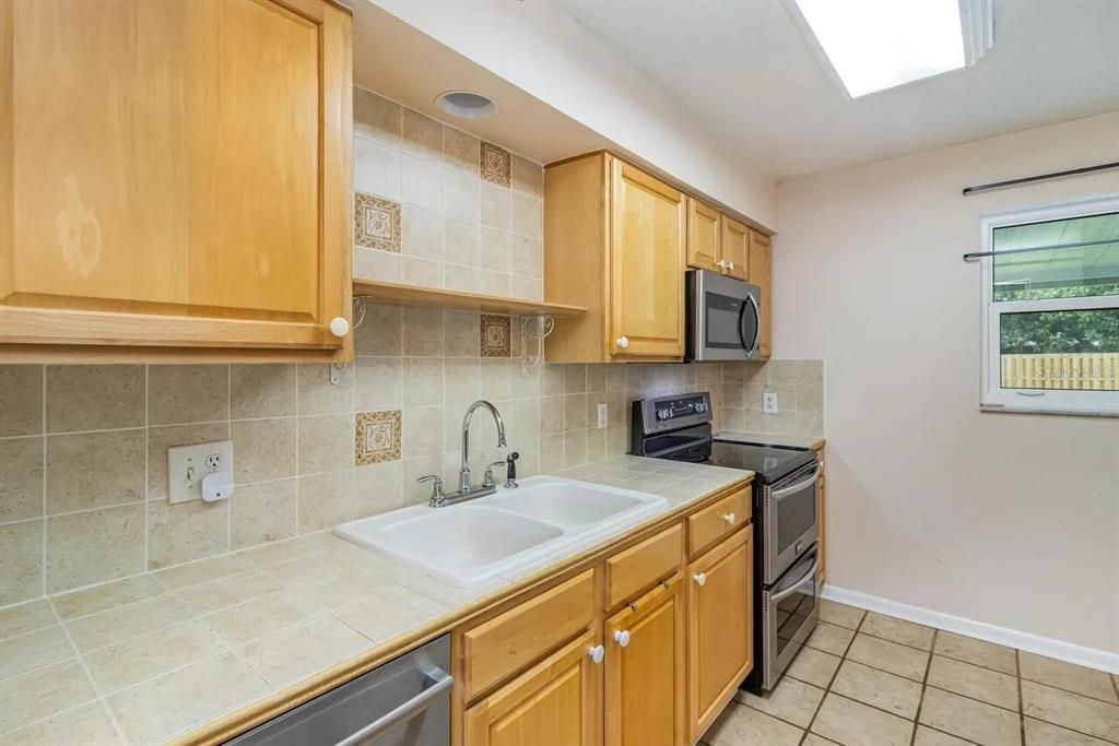 For Sale: $285,000 (3 beds, 2 baths, 1025 Square Feet)