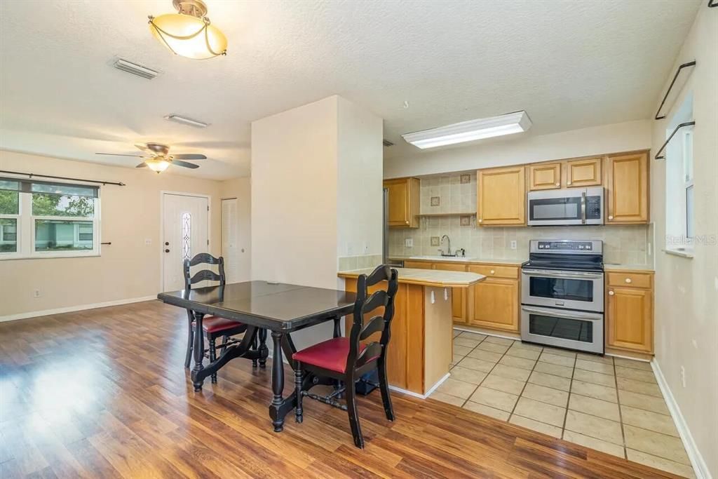 For Sale: $285,000 (3 beds, 2 baths, 1025 Square Feet)