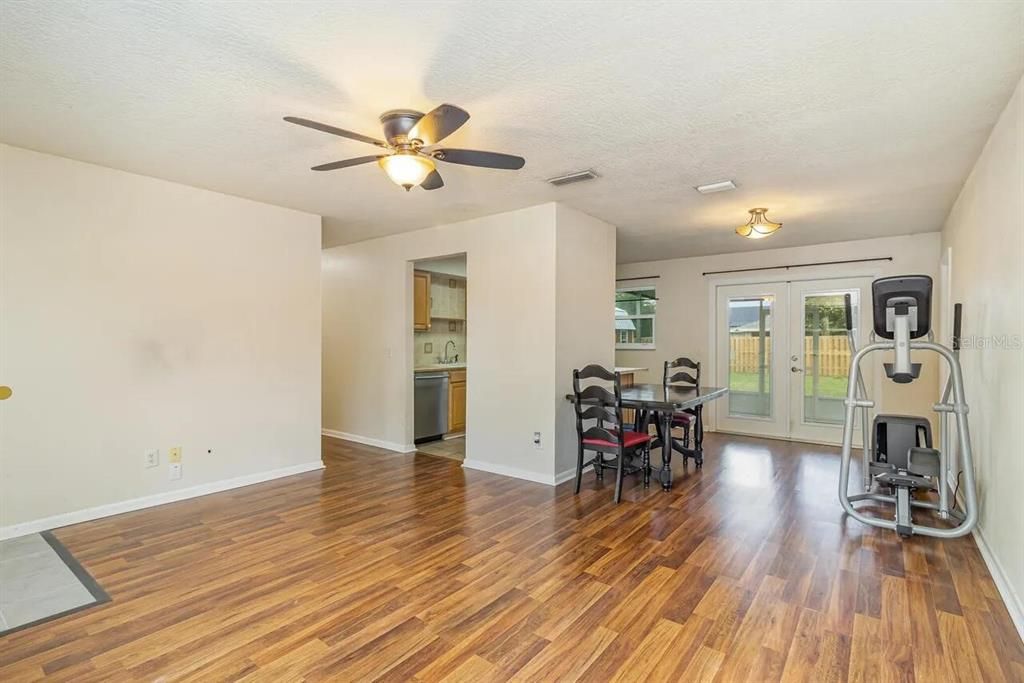 For Sale: $285,000 (3 beds, 2 baths, 1025 Square Feet)