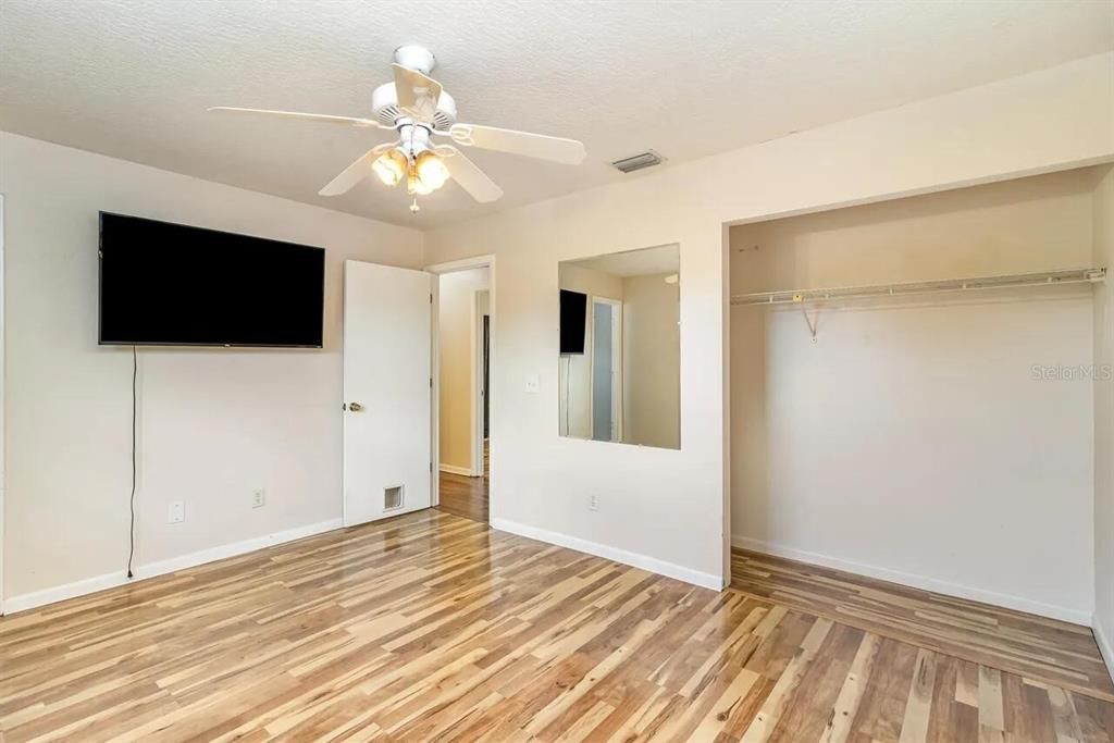 For Sale: $285,000 (3 beds, 2 baths, 1025 Square Feet)