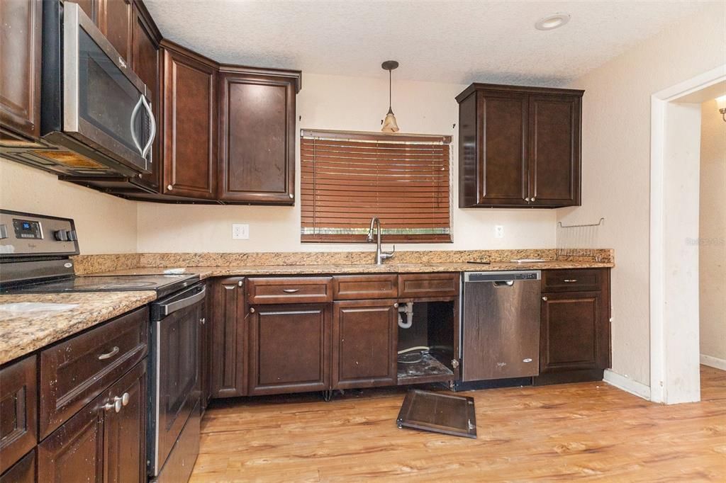 На продажу: $240,000 (4 спален, 2 ванн, 1705 Квадратных фут)