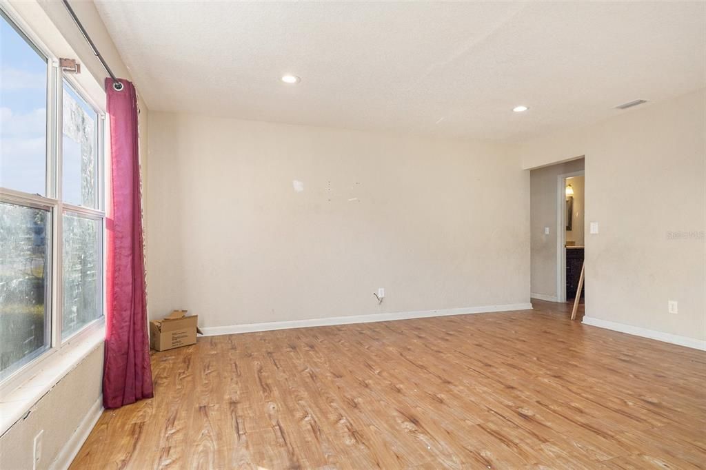 На продажу: $240,000 (4 спален, 2 ванн, 1705 Квадратных фут)