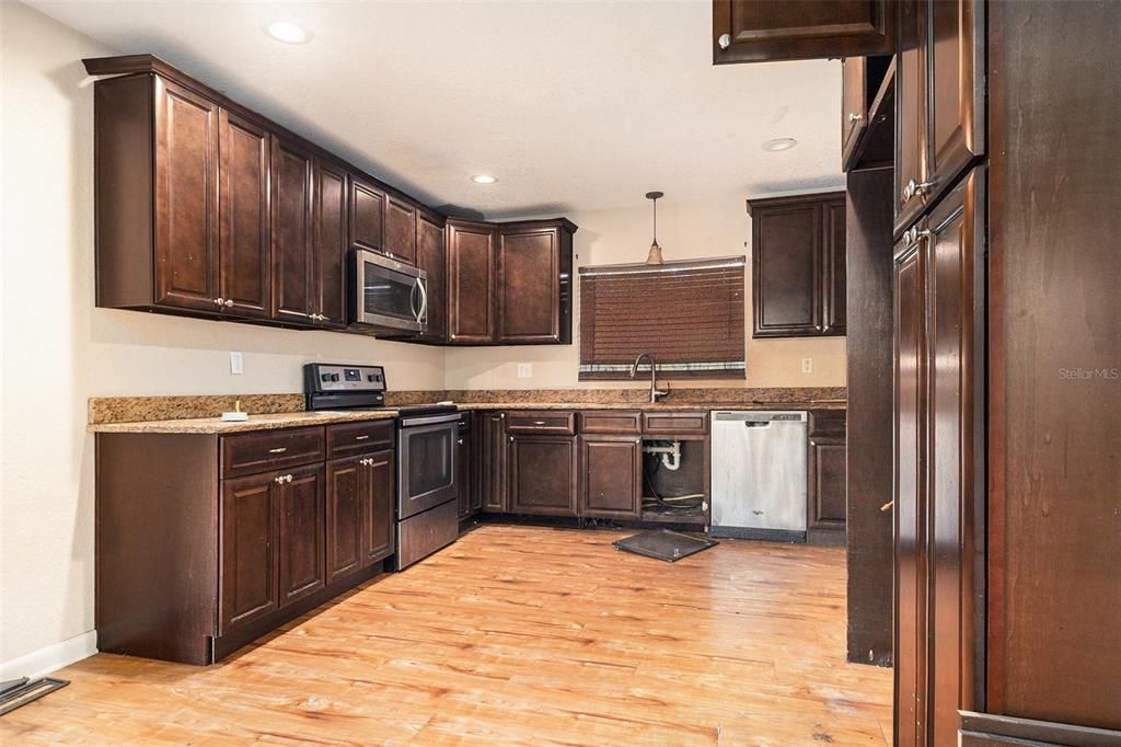 На продажу: $240,000 (4 спален, 2 ванн, 1705 Квадратных фут)