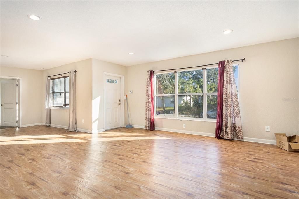 На продажу: $240,000 (4 спален, 2 ванн, 1705 Квадратных фут)