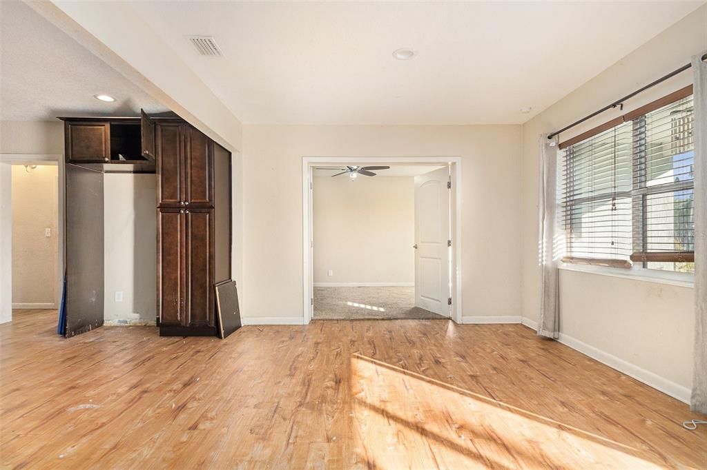 На продажу: $240,000 (4 спален, 2 ванн, 1705 Квадратных фут)