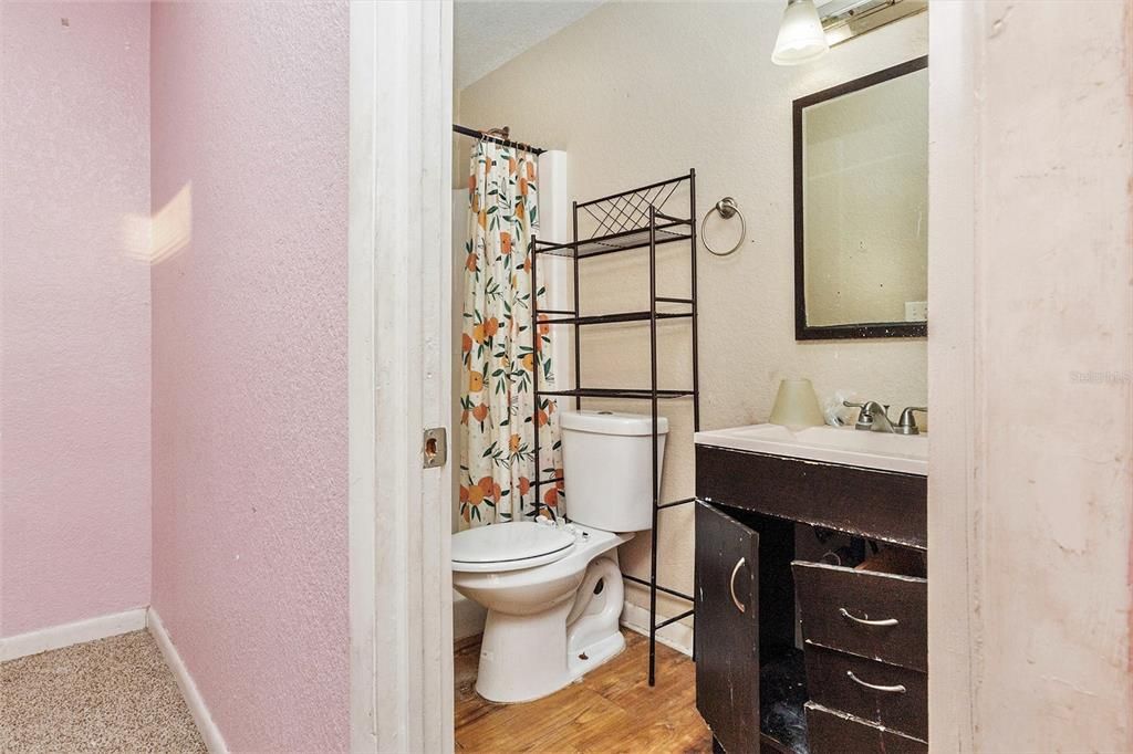 На продажу: $240,000 (4 спален, 2 ванн, 1705 Квадратных фут)