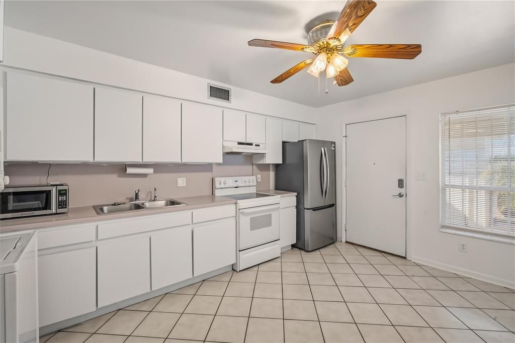 For Rent: $1,995 (2 beds, 1 baths, 1044 Square Feet)