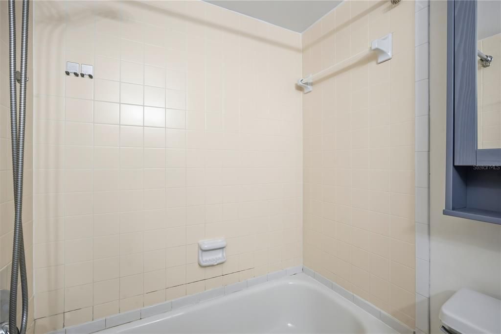 For Rent: $1,995 (2 beds, 1 baths, 1044 Square Feet)