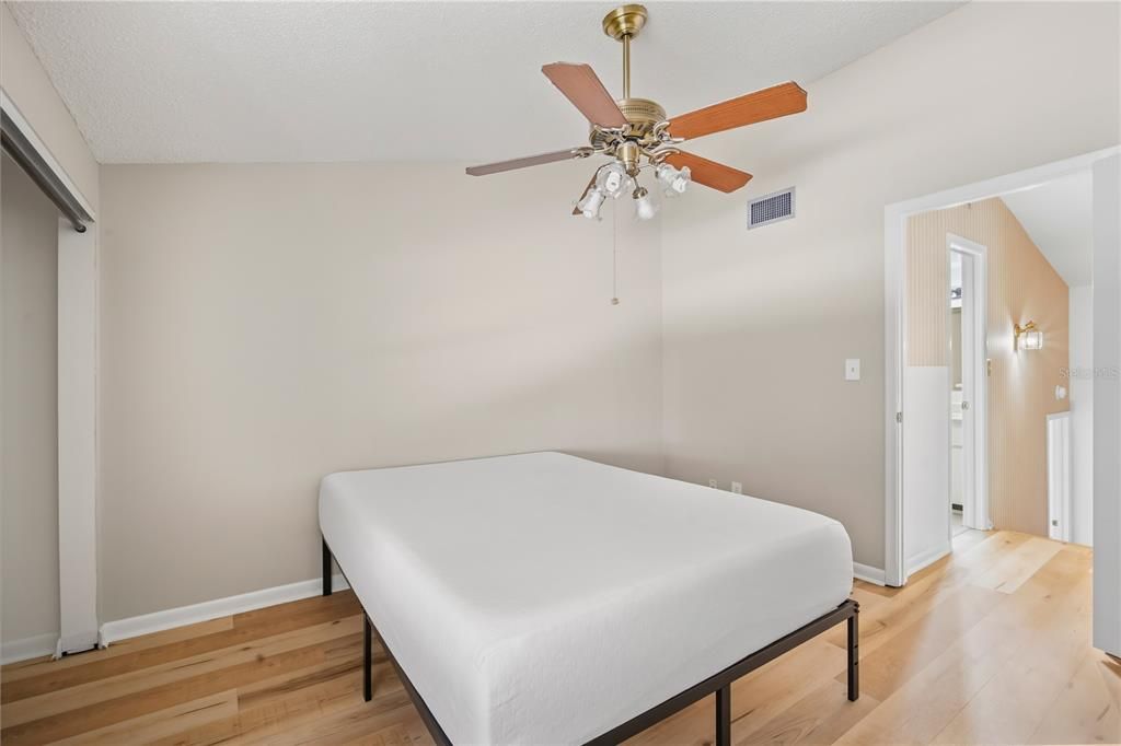 For Rent: $1,995 (2 beds, 1 baths, 1044 Square Feet)