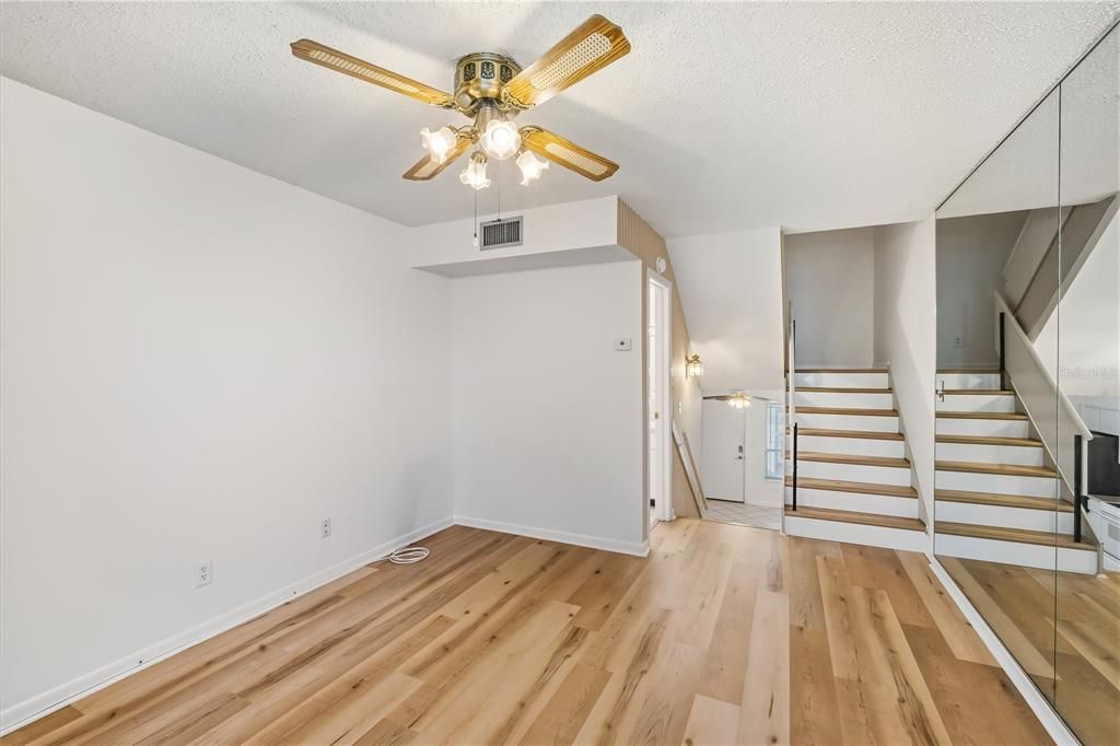 For Rent: $1,995 (2 beds, 1 baths, 1044 Square Feet)