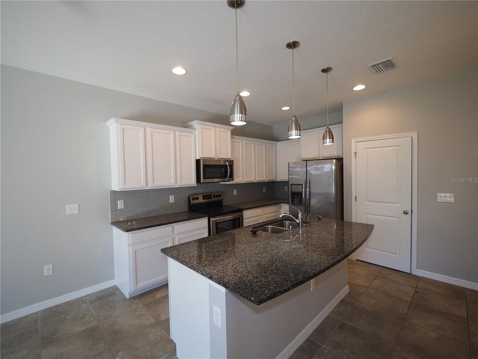 В аренду: $2,300 (3 спален, 2 ванн, 1673 Квадратных фут)