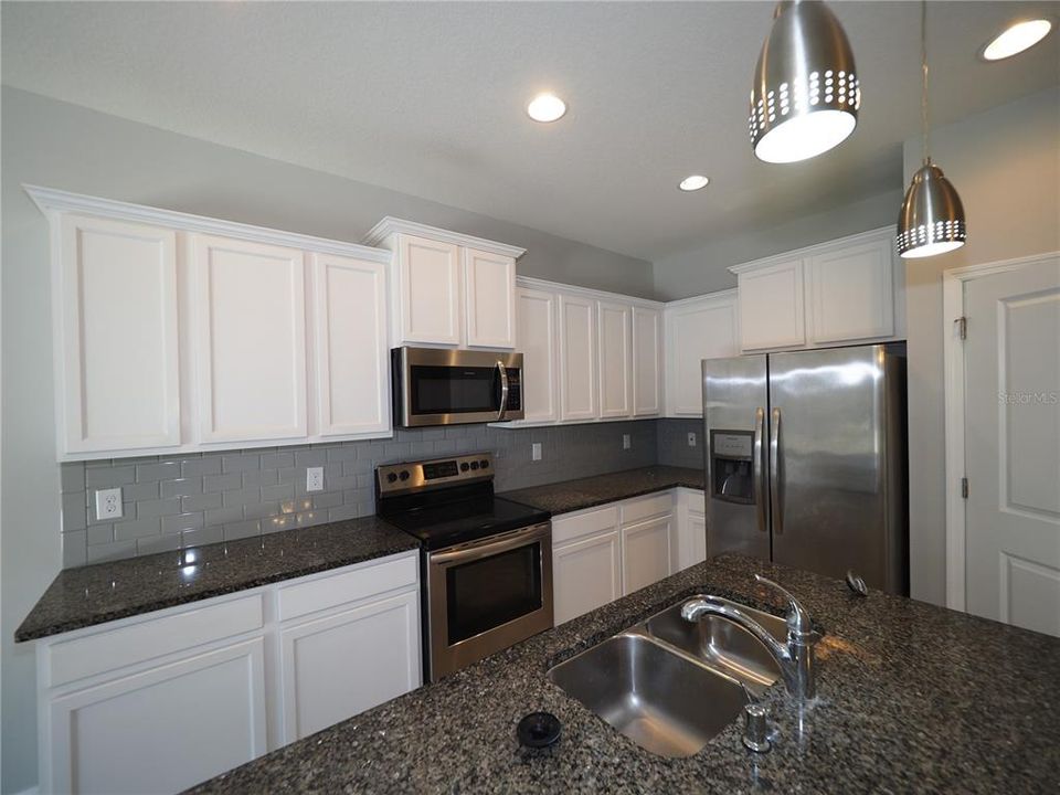 В аренду: $2,300 (3 спален, 2 ванн, 1673 Квадратных фут)