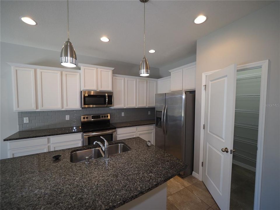 В аренду: $2,300 (3 спален, 2 ванн, 1673 Квадратных фут)