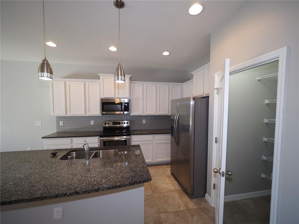 В аренду: $2,300 (3 спален, 2 ванн, 1673 Квадратных фут)