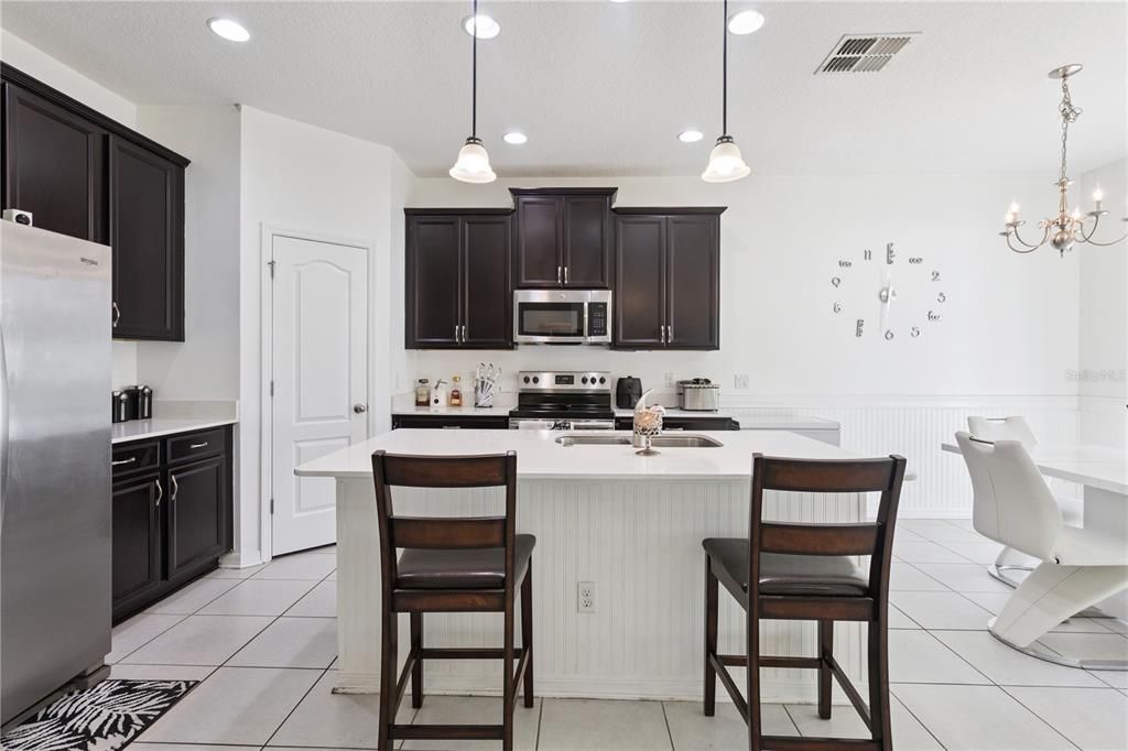 На продажу: $375,000 (5 спален, 3 ванн, 2604 Квадратных фут)