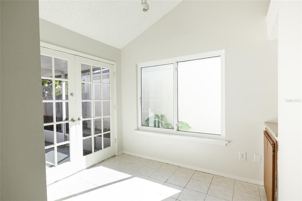 待售: $260,000 (2 贝兹, 2 浴室, 909 平方英尺)