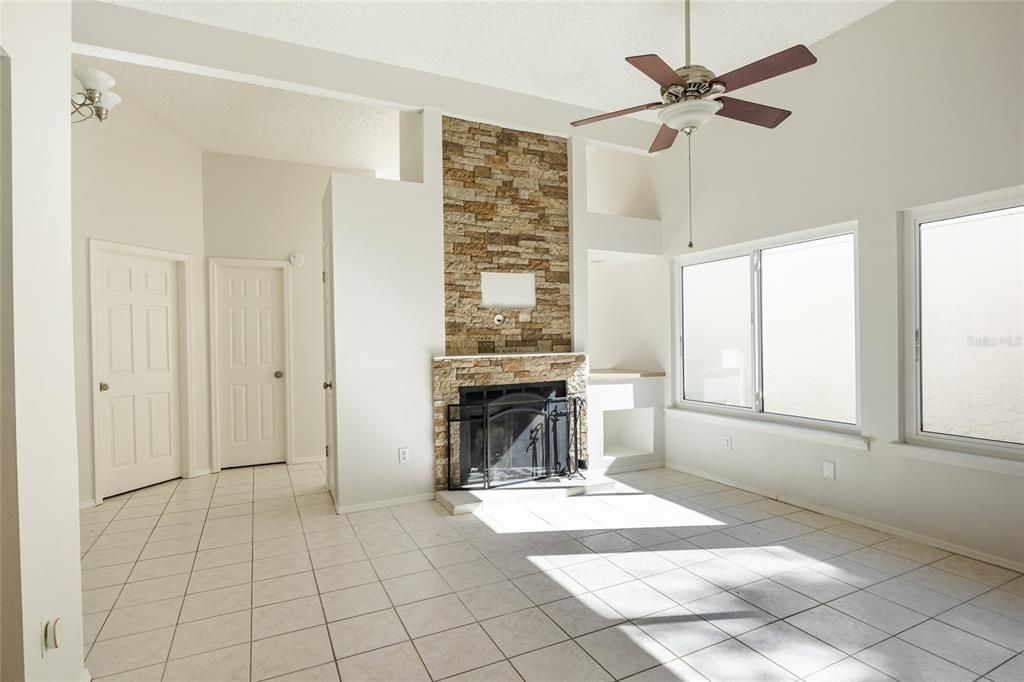 待售: $260,000 (2 贝兹, 2 浴室, 909 平方英尺)