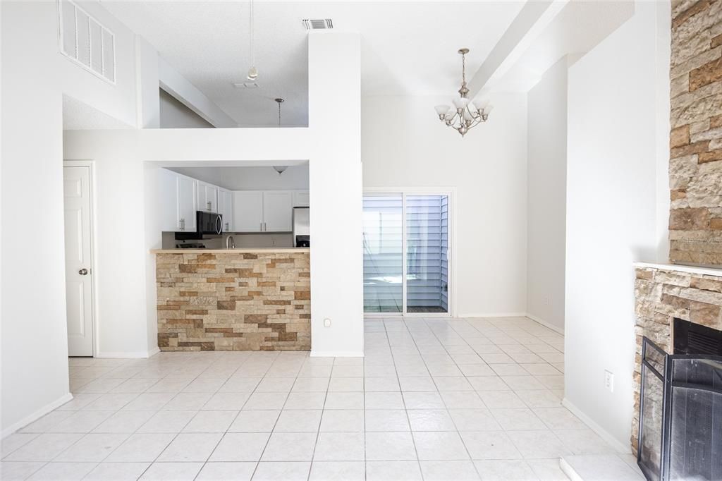 待售: $260,000 (2 贝兹, 2 浴室, 909 平方英尺)