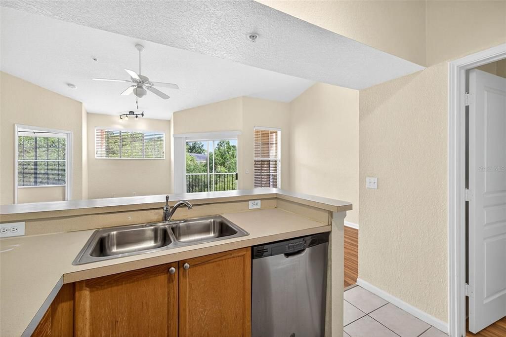 出租: $1,750 (2 贝兹, 2 浴室, 1089 平方英尺)