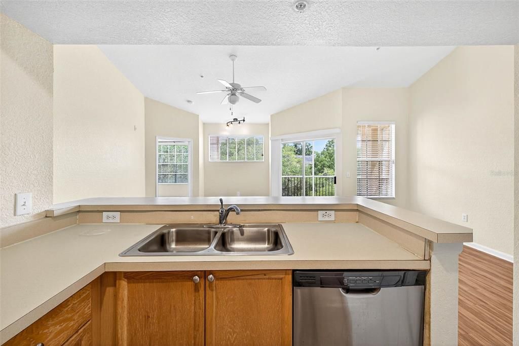 出租: $1,750 (2 贝兹, 2 浴室, 1089 平方英尺)