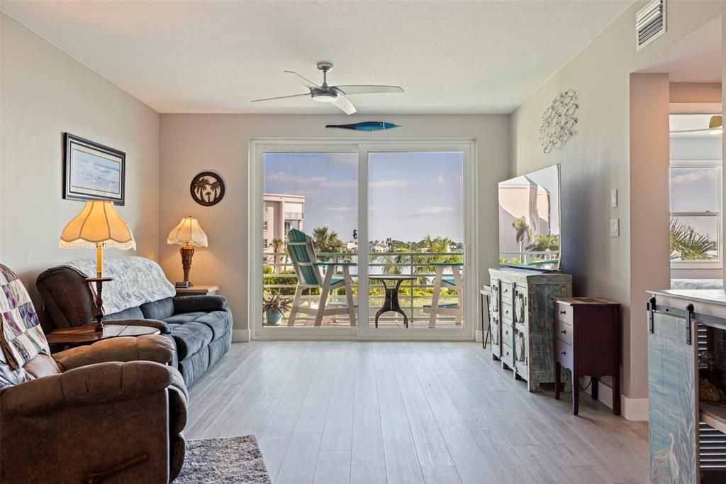 待售: $625,000 (2 贝兹, 2 浴室, 1145 平方英尺)