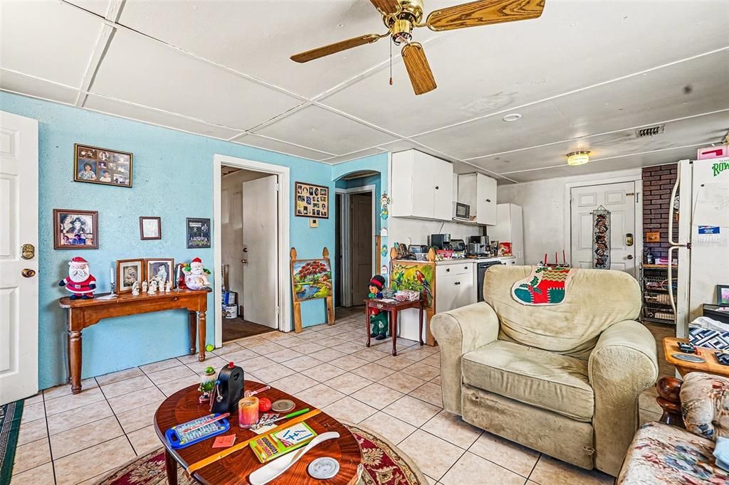 For Sale: $240,000 (1 beds, 1 baths, 798 Square Feet)