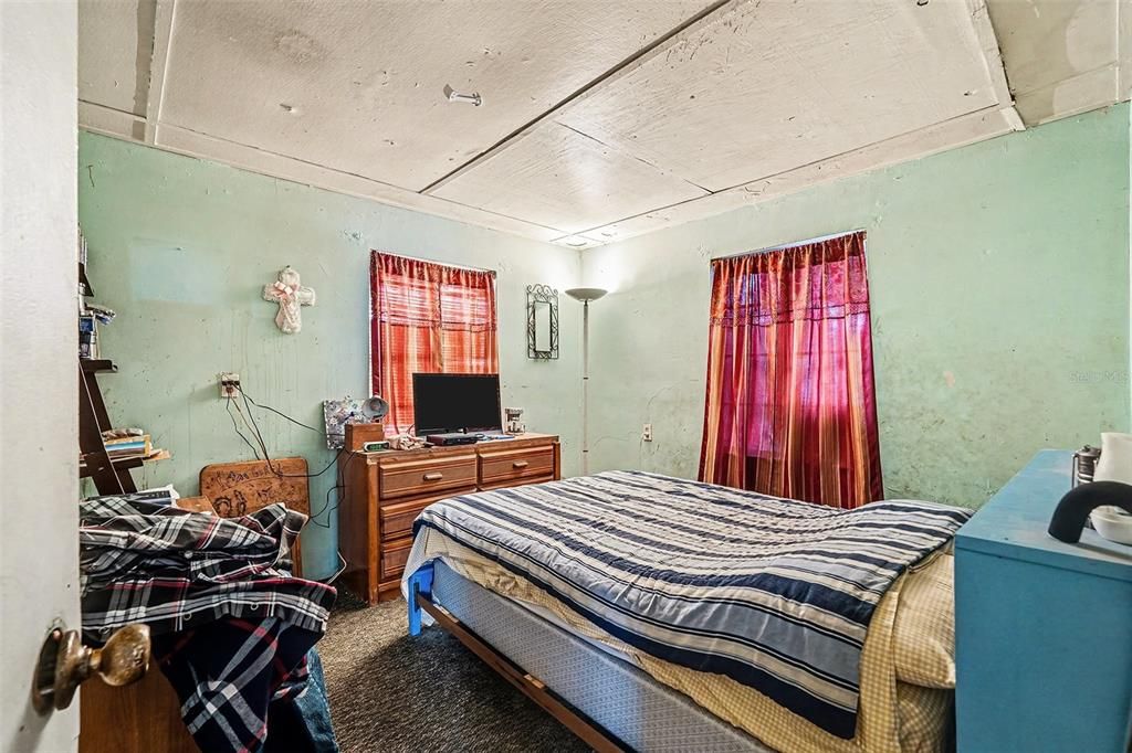 For Sale: $240,000 (1 beds, 1 baths, 798 Square Feet)