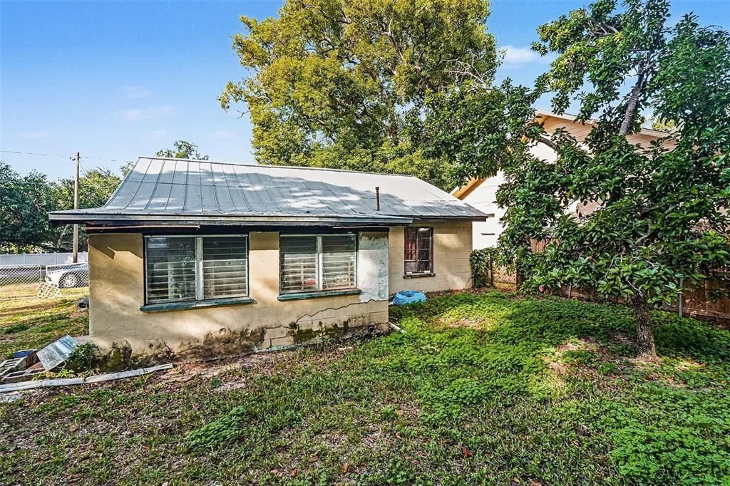 For Sale: $240,000 (1 beds, 1 baths, 798 Square Feet)