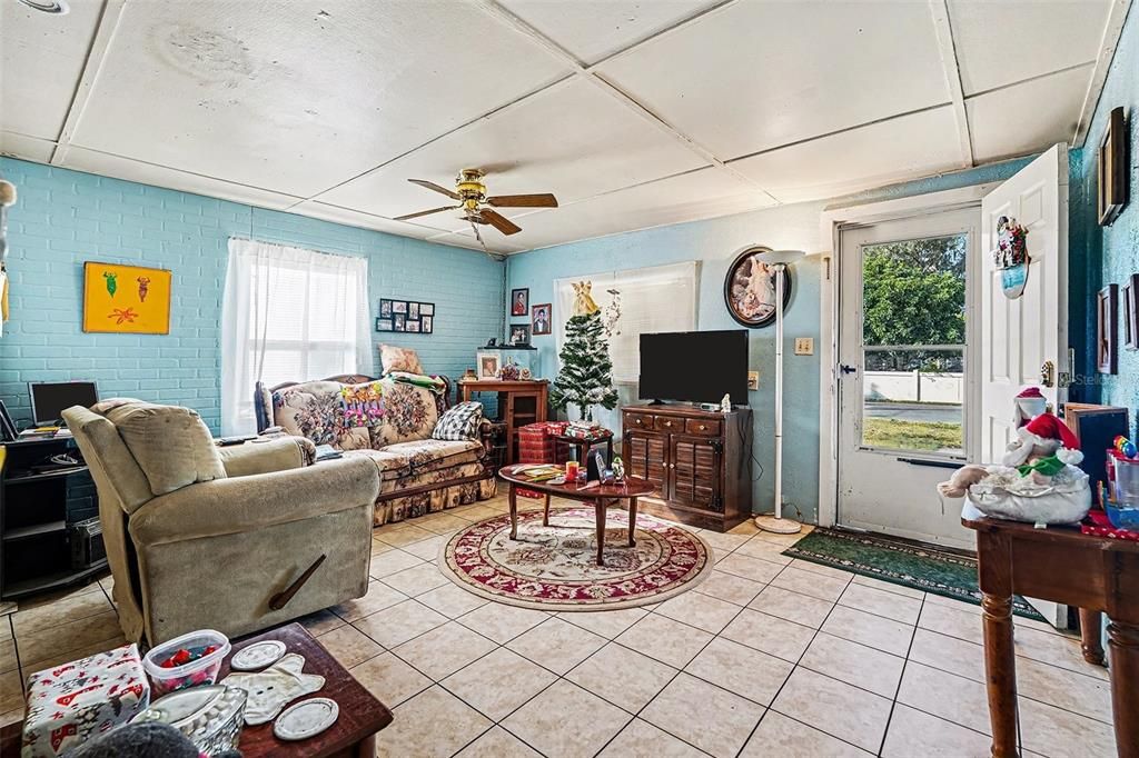 For Sale: $240,000 (1 beds, 1 baths, 798 Square Feet)