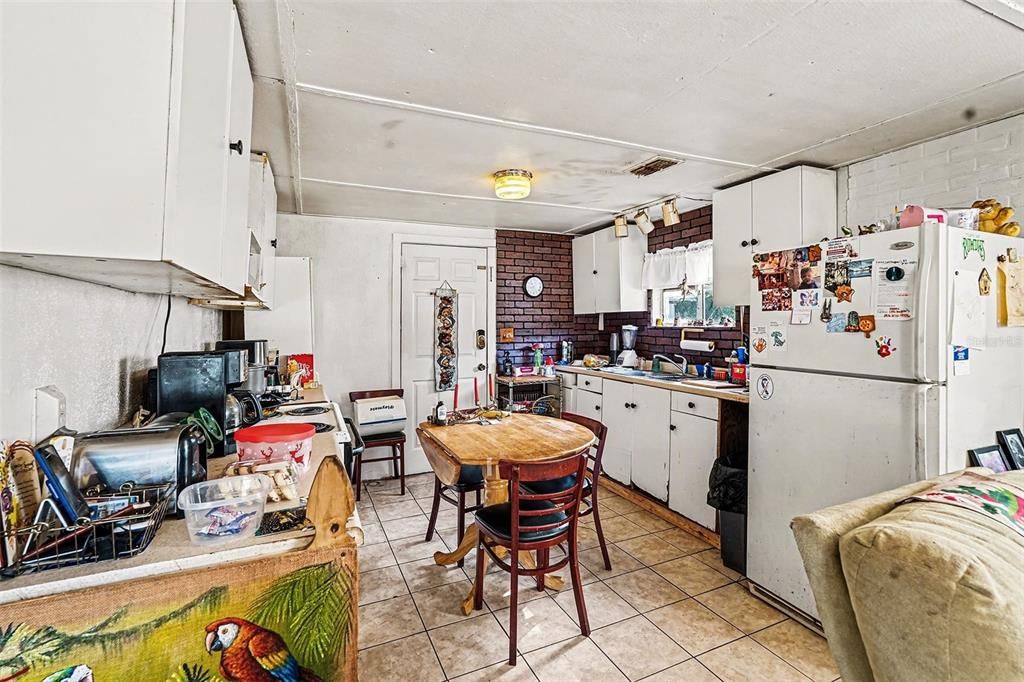 For Sale: $240,000 (1 beds, 1 baths, 798 Square Feet)