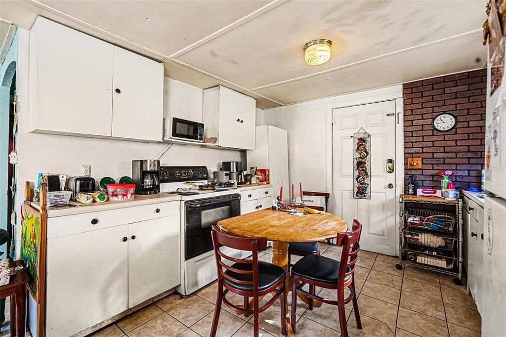 For Sale: $240,000 (1 beds, 1 baths, 798 Square Feet)