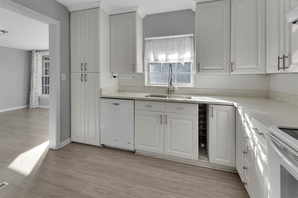 待售: $559,000 (4 贝兹, 2 浴室, 2275 平方英尺)