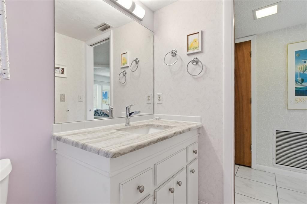 For Sale: $162,500 (2 beds, 2 baths, 921 Square Feet)