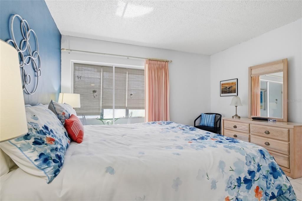 For Sale: $162,500 (2 beds, 2 baths, 921 Square Feet)